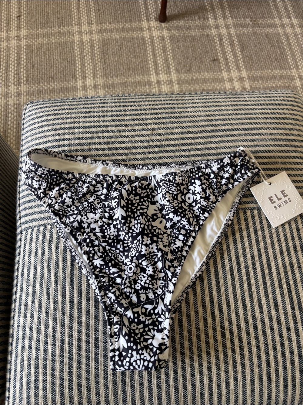 Ele Swims Black & White Floral Womens Swim Bottoms size medium NWT